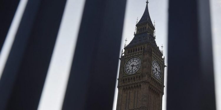 epa05387005 The sun rises over The Houses of Parliament and Big Ben in London, Britain, 24 June 2016. Britons in a referendum on 23 June have voted by a narrow margin to leave the European Union (EU). Media reports on early 24 June indicate that 51.9 per cent voted in favour of leaving the EU while 48.1 per cent voted for remaining in. The United Kingdom on 01 January 1973 had joined the European Economic Community (EEC), the predecessing organization of the European Union. EPA/HANNAH MCKAY