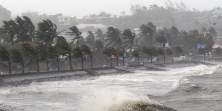 Strong winds and waves brought by Typhoon Hagupit pound the seawall in Legazpi City, Albay province southern Luzon December 7, 2014. The powerful typhoon tore through the central Philippines on Sunday, bringing howling winds that toppled trees and power and cut off communications in areas where thousands were killed by a massive storm just over a year ago.
REUTERS/Stringer (PHILIPPINES - Tags: DISASTER ENVIRONMENT TPX IMAGES OF THE DAY) - RTR4GZND