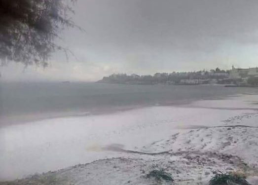 Η παραλία του Μακρύ Γιαλού σήμερα το μεσημέρι.