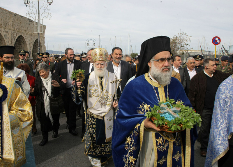 Με σύμμαχο τον καλό καιρό οι Ηρακλειώτες γιόρτασαν τα Αγια Θεοφάνεια, επίκεντρο του εορτασμού ήταν το λιμάνι της πόλης όπου πραγματοποιήθηκε η τελετή αγιασμού των υδάτων, στο Ηράκλειο Κρήτης, Δευτέρα 6 Ιανουαρίου 2014. Αψηφώντας το κρύο, δεκάδες κολυμβητές βούτηξαν στα παγωμένα νερά του λιμανιού για να πιάσουν τον Τίμιο Σταυρό, σημάδι ευλογίας και καλοτυχίας. ΑΠΕ-ΜΠΕ/ΑΠΕ-ΜΠΕ/ΣΤΕΦΑΝΟΣ ΡΑΠΑΝΗΣ