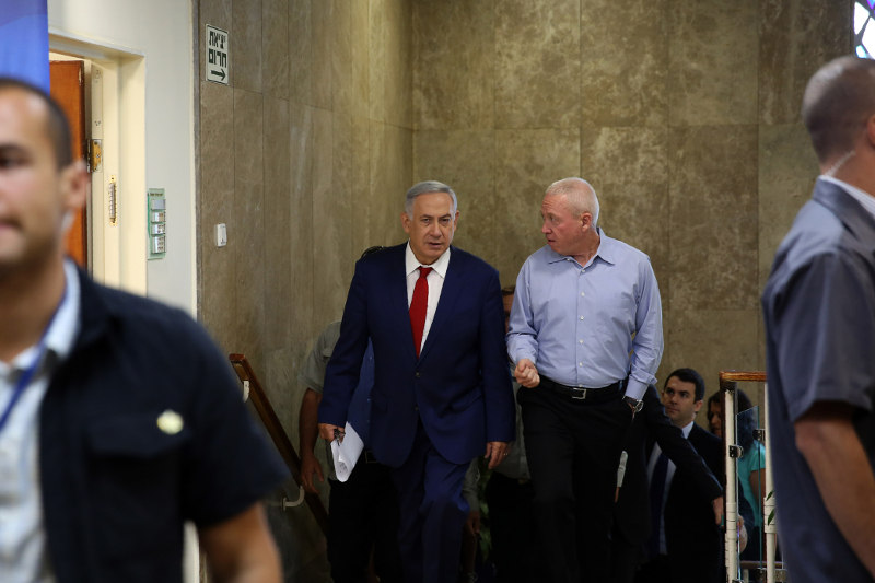 O πρωθυπουργός του Ισραήλ, Μπέντζαμιν Νετανιάχου κι ο υπουργός Στέγασης Γιοάβ Γκαλάντ