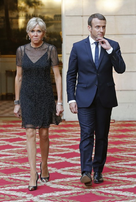 epa06041899 French first lady Brigitte Macron (L) and French President Emmanuel Macron (R) arrive for an official dinner at the Elysee Palace in Paris, France, 21 June 2017. Nobel Peace Prize winner and Colombian President Juan Manuel Santos starts a three-day visit to Paris for talks on cooperation. EPA/JEAN-PAUL PELISSIER / POOL MAXPPP OUT