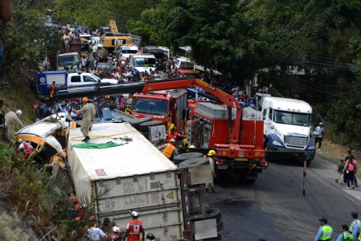 EDITORS NOTE: Graphic content / View after a bus and a truck crashed on the road that links the Honduran capital with the south of the country, near Germania, 11 km south of Tegucigalpa on February 5, 2017. At least 12 people were killed and 35 injured of some 70 who were on board the bus. / AFP PHOTO / ORLANDO SIERRA