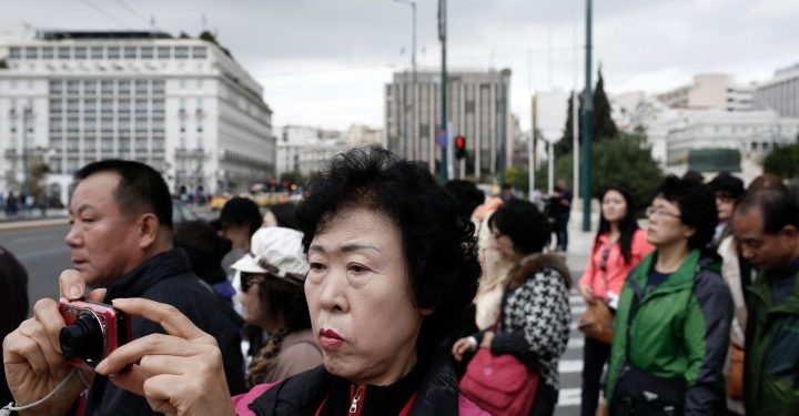 Asian tourists in front of Greek Parliament in Athens, Greece on December 05, 2014. / Ασιάτες τουρίστες μπροστά απο το Ελληνικό Κοινοβούλιο, Αθήνα στις 5 Δεκεμβρίου 2014.