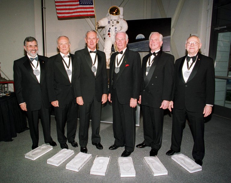 Ο Alan Bean ποζάρει με άλλους βετεράνους της NASA (ο τελευταίος από δεξιά)