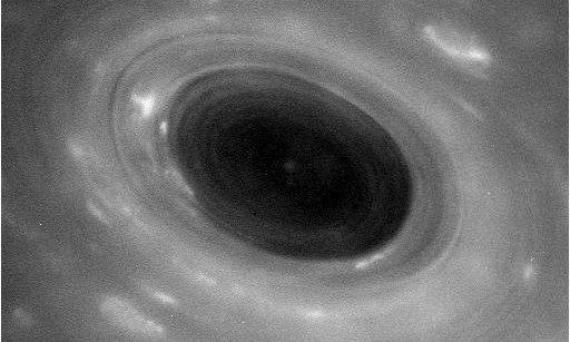 Μια από τις (μη επεξεργασμένες) εικόνες δείχνει την παράξενη δίνη που μαίνεται σε έναν από τους πόλους (Πηγή: NASA/JPL-Caltech/Space Science Institute)