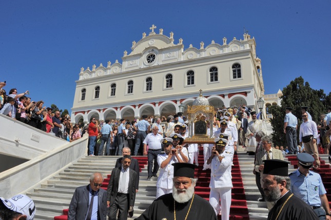 Λιτάνευση  της ιερής εικόνας  του Ευαγγελισμού της Θεοτόκου, τη Δευτέρα 15 Αυγούστου 2016, στην Τήνο.  Μεγάλος ήταν φέτος ο αριθμός των πιστών από όλη την Ελλάδα, αλλά και από το εξωτερικό, οι οποίοι προσήλθαν με ευλάβεια στο νησί της Τήνου για να προσκυνήσουν μέσα σε κλίμα κατάνυξης τη Μεγαλόχαρη με την ευκαιρία του εορτασμού της Κοιμήσεως της Θεοτόκου. Την κυβέρνηση εκπροσώπησε ο υπουργός Εθνικής Άμυνας Πάνος Καμμένος ενώ παρέστησαν ο πρόεδρος της Ένωσης Κεντρώων Βασίλης Λεβέντης και εκπρόσωποι της αντιπολίτευσης και των τοπικών Αρχών. Το πρωί τελέσθηκε τρισαρχιερατικό συλλείτουργο, προεξάρχοντος του μητροπολίτη Φθιώτιδας κ. Νικολάου και τη συμμετοχή των μητροπολιτών Ιερισσού κ. Θεόκλητου και Σύρου, Τήνου, Μυκόνου κ. Δωρόθεου Β΄. Ακολούθησε η λιτάνευση της ιερής εικόνας στη λεωφόρο Ευαγγελιστρίας όπου οι πιστοί είχαν κατακλύσει για να πάρουν δύναμη από τη Χάρη της.  ΑΠΕ- ΜΠΕ/ ΑΠΕ-ΜΠΕ/ΧΑΡΗΣ ΛΑΣΚΑΡΗΣ