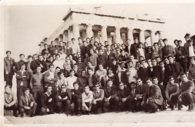 Σεπτέμβριο του 1969: Οι νεοεισαχθέντες φοιτητές στο Εθνικό Μετσόβιο Πολυτεχνείο σε μία αναμνηστική φωτογραφία στην Ακρόπολη. Ανάμεσά τους ο Γιάννης Νισταζάκης. 