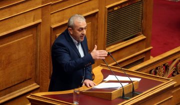 Ο βουλευτής του ΣΥΡΙΖΑ Σωκράτης Βαρδάκης κατά την ομιλία του στη σημερινή, τρίτη  ημέρα συζήτησης στην Ολομέλεια του Προϋπολογισμού του 2017, Πέμπτη 8 Δεκεμβρίου 2016. ΑΠΕ-ΜΠΕ/ΑΠΕ-ΜΠΕ/Αλέξανδρος Μπελτές