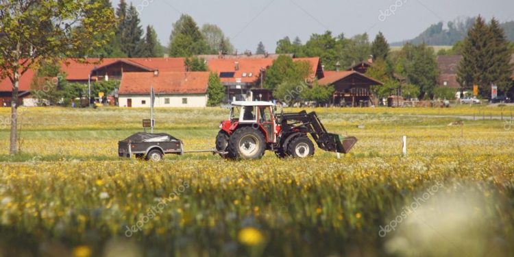 depositphotos_10964900-stock-photo-tractor-along-beautiful-sweeping-blossoming