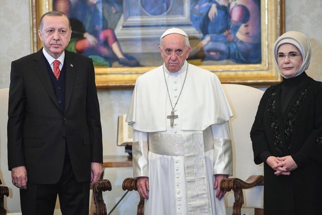 epa06497890 Pope Francis (C) poses with Turkish President Recep Tayyip Erdogan (L)  and his wife Emine Erdogan (R) during a private audience at the Vatican, 05 February 2018. Talks with Pope Francis are expected to be focused on the USA's move of its Israeli embassy to Jerusalem. Erdogan is on a visit to Italy and the Vatican.  EPA/ALESSANDRO DI MEO / POOL