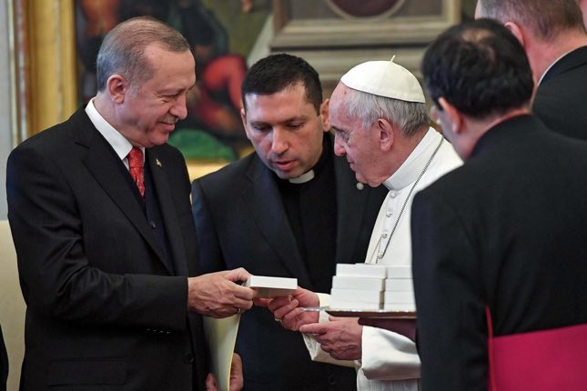 epa06497891 Pope Francis (R) and Turkish President Recep Tayyip Erdogan (L) exchange gifts during a private audience at the Vatican, 05 February 2018. Talks with Pope Francis are expected to be focused on the USA's move of its Israeli embassy to Jerusalem. Erdogan is on a visit to Italy and the Vatican.  EPA/ALESSANDRO DI MEO / POOL