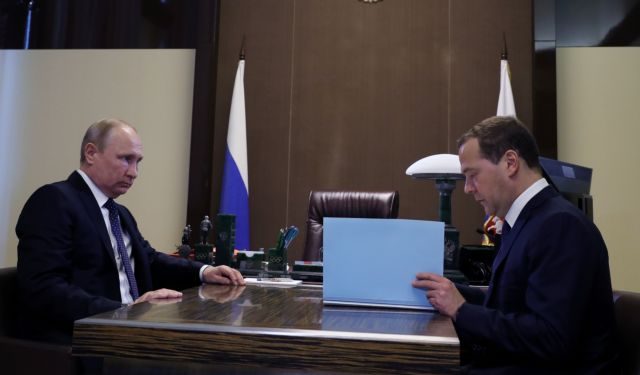 epa06746722 Russian President Vladimir Putin (L) meets with Russian Prime Minister Dmitry Medvedev (R) in the Black sea resort of Sochi, Russia, 18 May 2018. Dmitry Medvedev presented his proposals on candidates in the new government.  EPA/MICHAEL KLIMENTYEV / SPUTNIK / KREMLIN POOL MANDATORY CREDIT