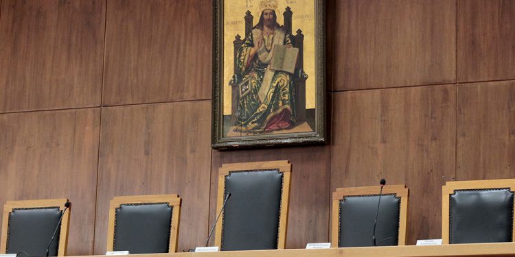 Η Αιθουσα του Ειδικού Δικαστηρίου οπου διεξάγεται η δίκη του πρώην υπουργού Οικονομικών Γιώργου Παπακωνσταντίνου, Τετάρτη 25 Φεβρουαρίου 2015. Ξεκίνησε στο Ειδικό Δικαστήριο η δίκη του πρώην υπουργού Οικονομικών Γιώργου Παπακωνσταντίνου για τους χειρισμούς του στην υπόθεση της λίστας Λαγκάρντ. Ο πρώην υπουργός Οικονομικών αντιμετωπίζει το κακουργηματικού χαρακτήρα αδίκημα της νόθευσης δημοσίου εγγράφου, με τις επιβαρυντικές διατάξεις του νόμου 1608/1950 για τους καταχραστές του Δημοσίου και το επίσης κακουργηματικού χαρακτήρα αδίκημα (λόγω των επιβαρυντικών διατάξεων του Ν. 1608/1950) της απόπειρας απιστίας. τα οποία αρνείται. ΑΠΕ-ΜΠΕ/ΑΠΕ-ΜΠΕ/Παντελής Σαίτας