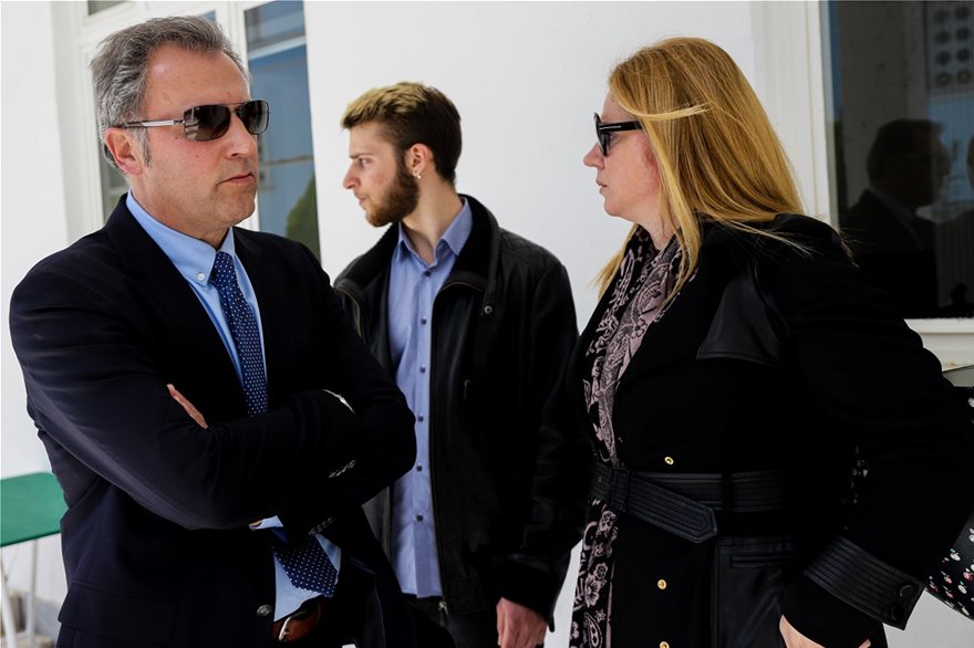 Συντετριμμένος ο Δημήτρης Οικονόμου με την σύζυγό του Αλεξία Κουλούρη