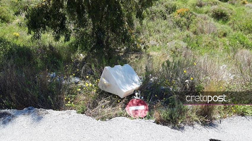 Η απαγορευτική σήμανση που είχε τοποθετηθεί από τον ΟΑΚ, απομακρύνθηκε από αγνώστους και πετάχτηκε στην άκρη του κόσμου