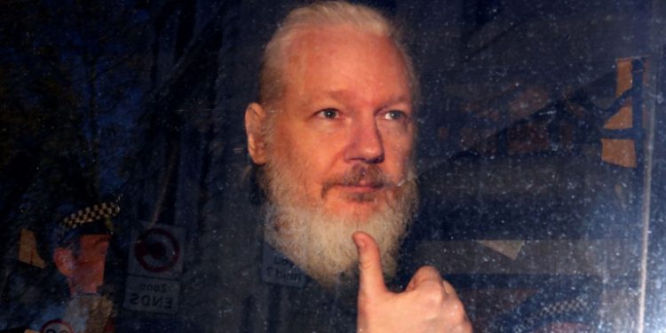 julian-assange-xairetaei