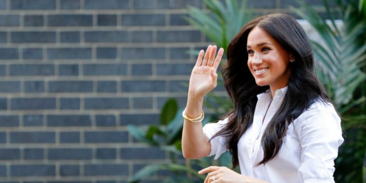 meghan-markle-lefko-poykamiso-mavro-panteloni