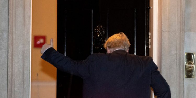 boris-johnson-back-victory-sign_0