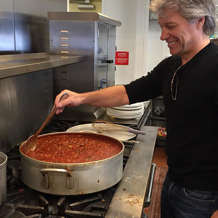 O Jon Bon Jovi άνοιξε δύο εστιατόρια για τους φτωχούς: | Cretapost.gr