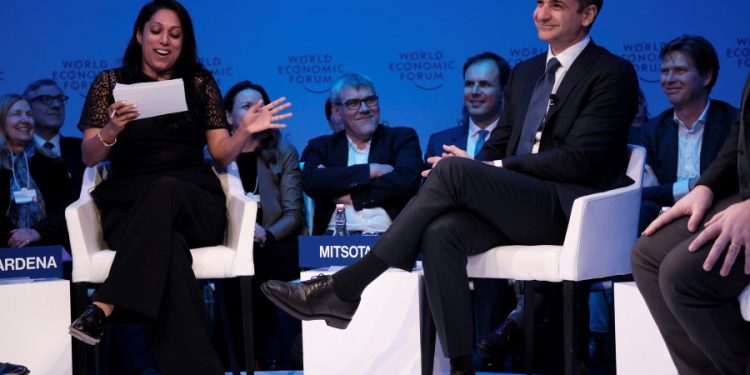 (Ξένη Δημοσίευση) O πρωθυπουργός, Κυριάκος Μητσοτάκης συμμετέχει σε πάνελ με θέμα «Αναζητώντας ένα πράσινο New Deal» μαζί με τον εκτελεστικό αντιπρόεδρο της Κομισιόν, Φράνς Τίμερμανς και τον πρωθυπουργού της Ολλανδίας, Μαρκ Ρούτε, στο Παγκόσμιο Οικονομικό Φόρουμ (WEF), στο Νταβός της Ελβετίας, την Πέμπτη 23 Ιανουαρίου 2020. Στο επίκεντρο της φετινής διοργάνωσης βρίσκεται η αντιμετώπιση της κλιματικής αλλαγής. Στο πλαίσιο του επίσημου προγράμματος, ο πρωθυπουργός θα μιλήσει σε δύο εκδηλώσεις του WEF, ενώ θα έχει σειρά διμερών επαφών με σημαντικούς διεθνείς οικονομικούς παράγοντες στο περιθώριο του Φόρουμ. ΑΠΕ-ΜΠΕ/ΓΡΑΦΕΙΟ ΤΥΠΟΥ ΠΡΩΘΥΠΟΥΡΓΟΥ/ΔΗΜΗΤΡΗΣ ΠΑΠΑΜΗΤΣΟΣ