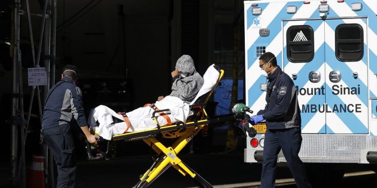 epa08324533 A patient arrives at Mount Sinai West Hospital in New York, New York, USA, 26 March 2020. New York City is now an epicenter of coronavirus COVID-19, the disease caused by the virus, New York City has reported over 20,000 confirmed cases and 280 deaths.  EPA/PETER FOLEY