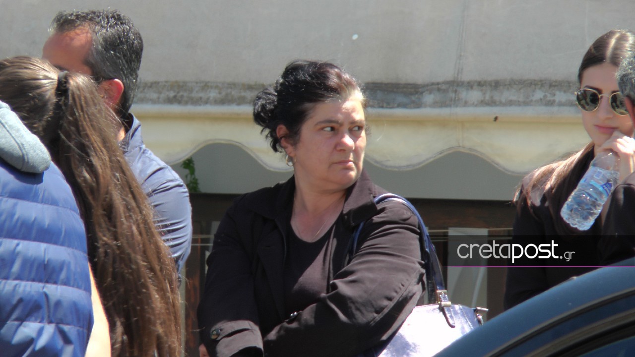 Η μητέρα του 31χρονου και σύζυγος του Λευτέρη Καλομοίρη.