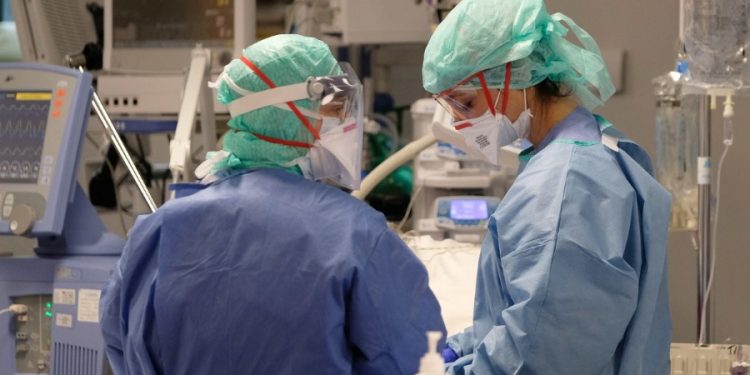 epa08325145 Healthcare professionals take care of Coronavirus Covid-19 sufferers in the intensive care of the Poliambulanza hospital in Brescia, Italy, during the Coronavirus emergency lockdown in Italy, 26 March 2020.  EPA/FILIPPO VENEZIA