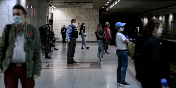 karantina-kosmos-me-maska-sto-metro