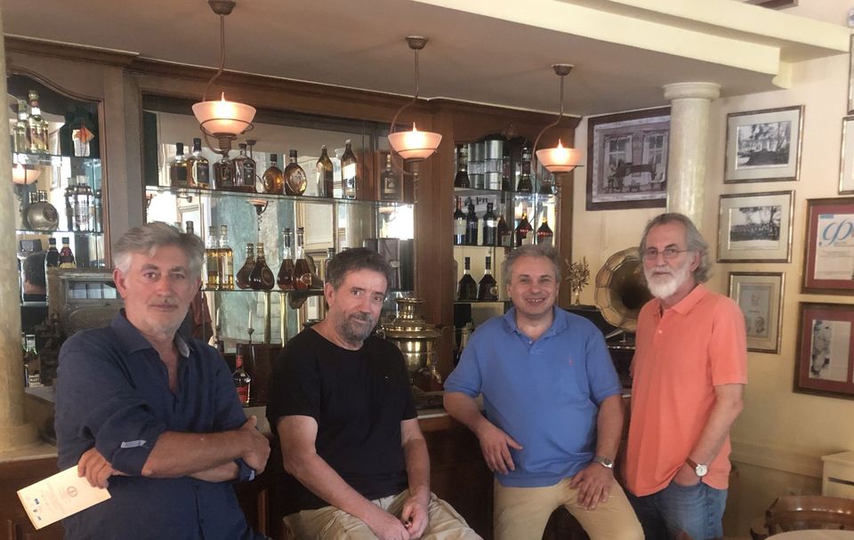 Με τον αγαπημένο Σπύρο Παπαδόπουλο, στο Ιστορικό Καφέ "Κήπος", μετά τις επιτυχημένες παραστάσεις "Περιμένοντας τον Γκοντο", του Σ. Μπέκετ, στα Χανιά! Στην παρέα, οι Πάνος Γεροδήμος, Μιχάλης Αεράκης & Βασίλης Σταθάκης.