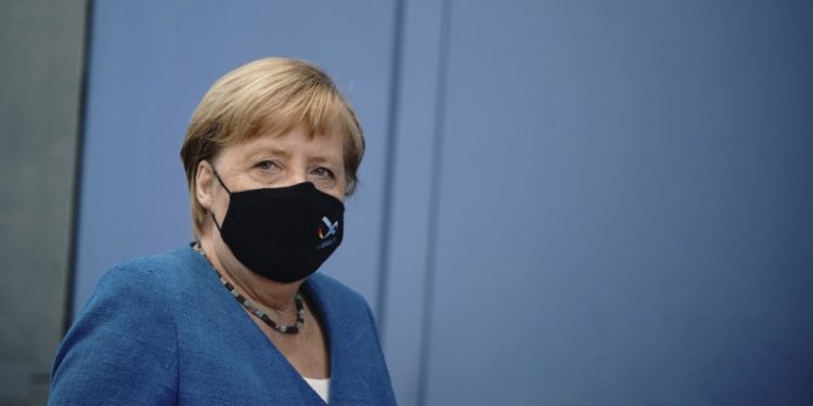 angela-merkel-me-maska-mavri