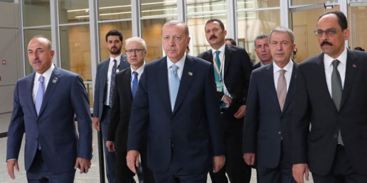 erdogan-nato-sinodos-kostoumi