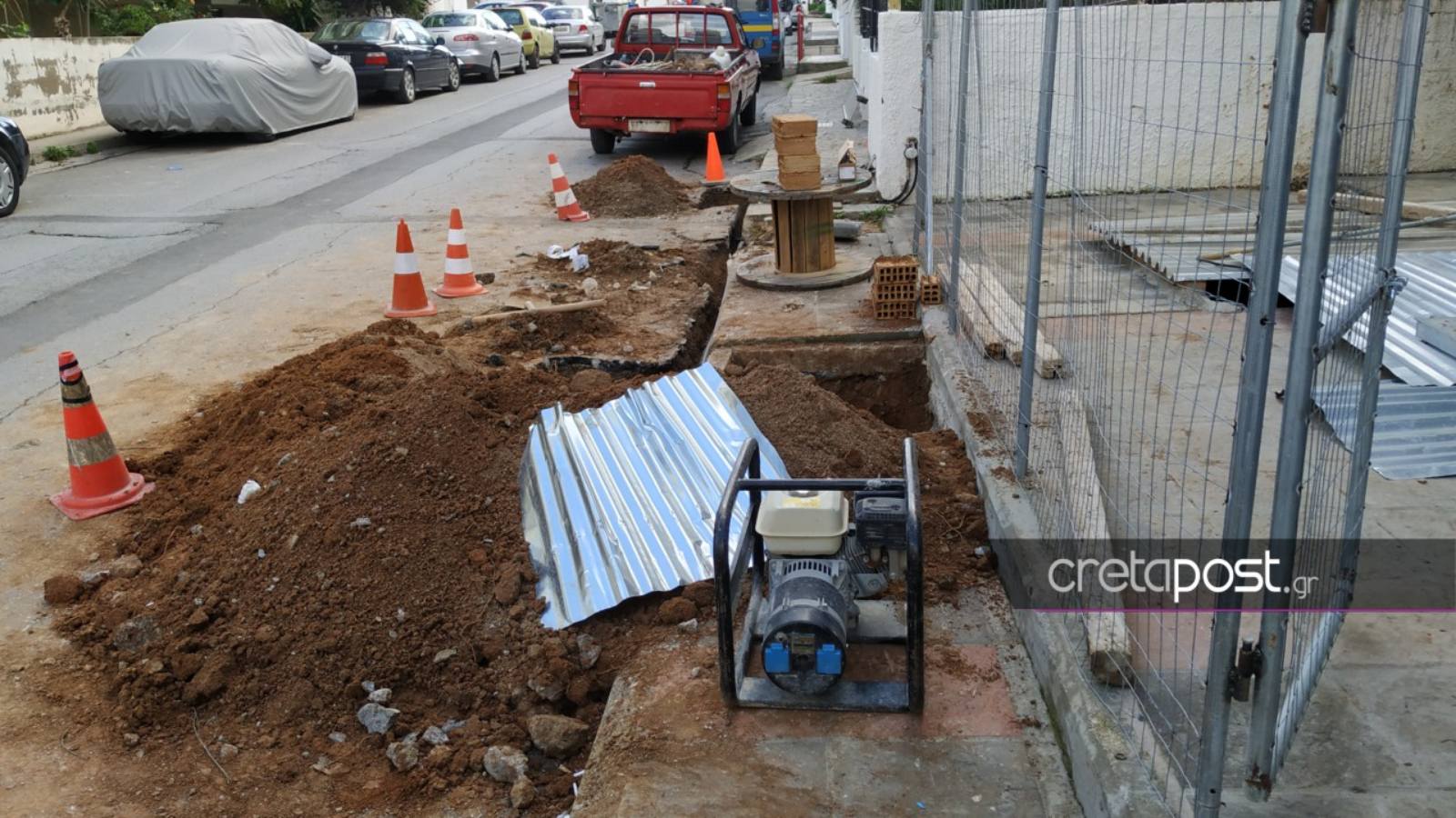 Η είσοδος της πολυκατοικίας όπου γίνονται τα έργα.