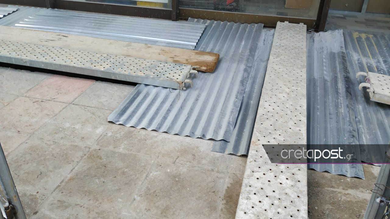 Το ατύχημα συνέβη κατά την πτώση του άνδρα κάτω απ' αυτές τις λαμαρίνες.