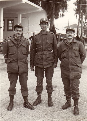 Φλεβάρης 1973: Καλαμάτα. Η Χούντα είχε διακόψει τις σπουδές φοιτητών στέλνοντάς τους φαντάρους. Εικονίζονται από αριστερά οι: Μπάμπης Σαββάκης, Γιάννης Νισταζάκης, Μίμης Ανδρουλάκης.