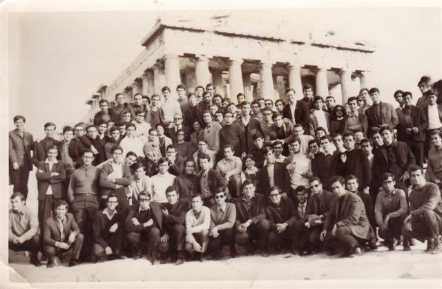 Σεπτέμβριο του 1969: Οι νεοεισαχθέντες φοιτητές στο Εθνικό Μετσόβιο Πολυτεχνείο σε μία αναμνηστική φωτογραφία στην Ακρόπολη. Ανάμεσά τους ο Γιάννης Νισταζάκης.