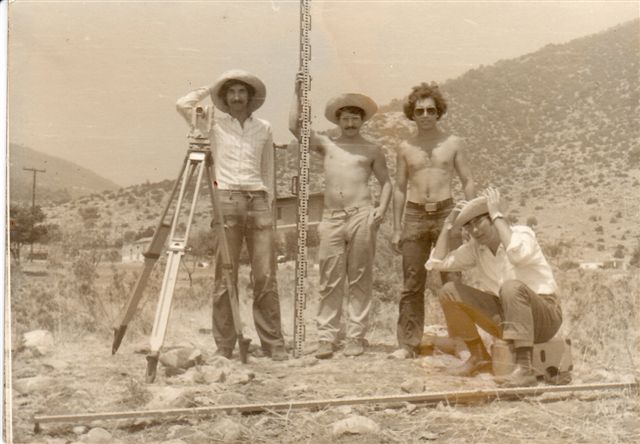 Νέα Μάκρη 1972: Γεωδαιτικές ασκήσεις. Εικονίζονται οι φοιτητές (όρθιοι) από αριστερά: Νισταζάκης, Ανδρουλάκης και Καναβάκης.