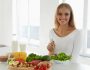 woman-eating-salad