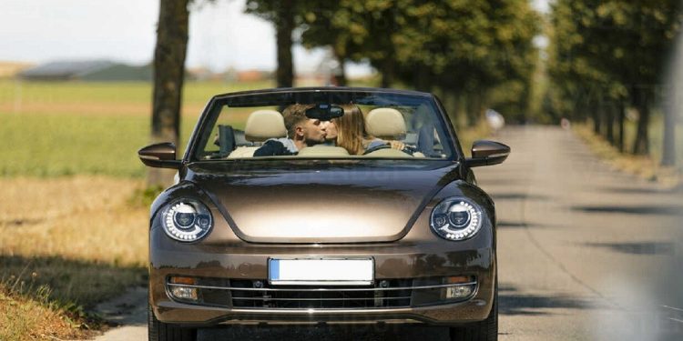 210127120624_couple-kissing-in-convertible-car-on-a-country-road-gusf01410