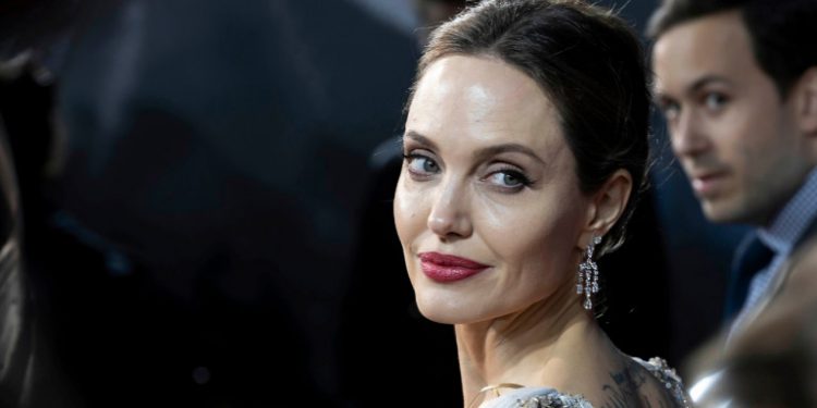 angelina-jolie-22-11-20