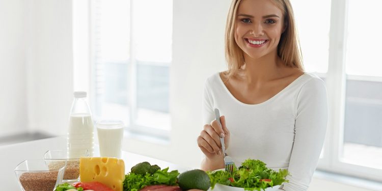 woman-eating-salad