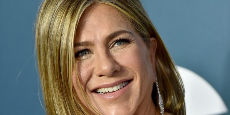 jennifer-aniston-smiling-t