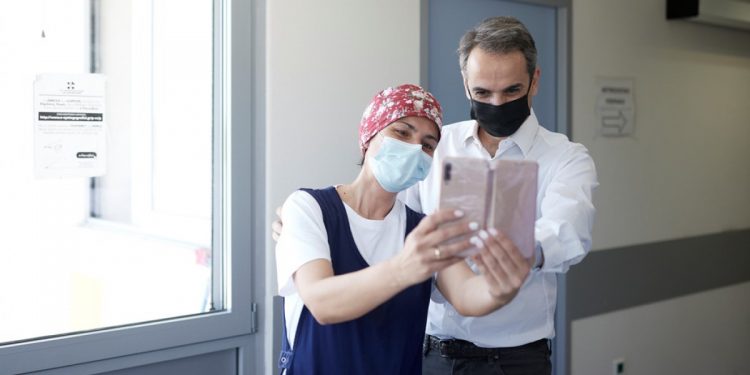 mitsotakis-rafina-selfie-it