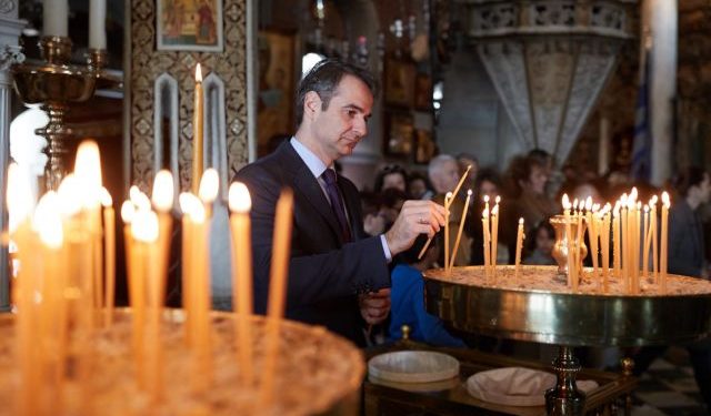 Ο ΚΥΡ. ΜΗΤΣΟΤΑΚΗΣ ΣΤΗΝ ΑΚΟΛΟΥΘΙΑ ΤΟΥ ΕΠΙΤΑΦΙΟΥ ΣΤΗΝ ΤΗΝΟ
