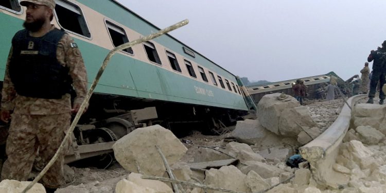 pakistan_train_crash_ap