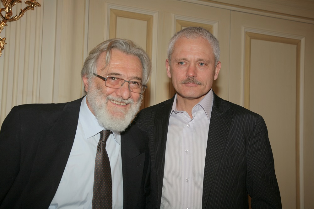 o-skinothetis-giannis-smaragdis-me-ton-roso-sybaragogo-fedor-popov