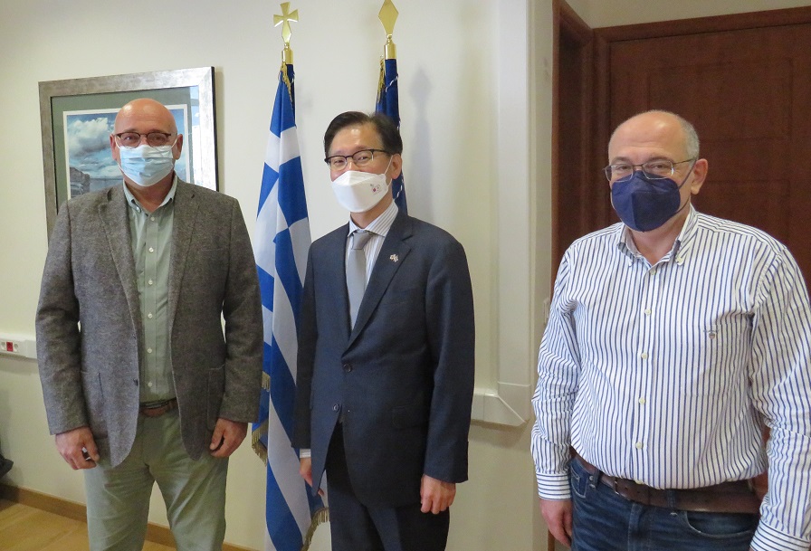 : Από αριστερά ο Πρύτανης του ΠΚ, Καθηγητής Γεώργιος Μ. Κοντάκης,ο Πρέσβης της Δημοκρατίας της Κορέας, κ. Jung Il LEE και o Αντιπρύτανης Ακαδημαϊκών Υποθέσεων, Δια Βίου Μάθησης, Διεθνών Σχέσεων και Εξωστρέφειας, Καθηγητής Γεώργιος Κοσιώρης.