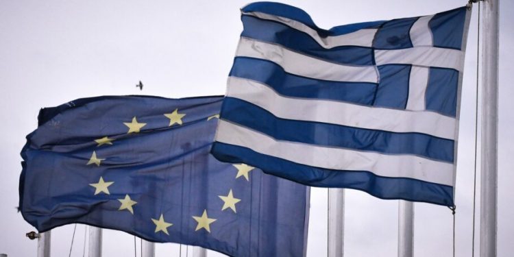 eu-greece-flags-simaies-910x521