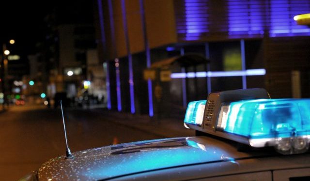 Περιπολικό όχημα της αστυνομίας έχει κλείσει την οδό Πειραιώς καθώς βρέθηκε χειροβομβίδα έξω από νυχτερινό κέντρο.Αθήνα,Τετάρτη 16 Ιανουαρίου 2013. ΑΠΕ-ΜΠΕ/ΑΠΕ-ΜΠΕ/Φώτης Πλέγας Γ.