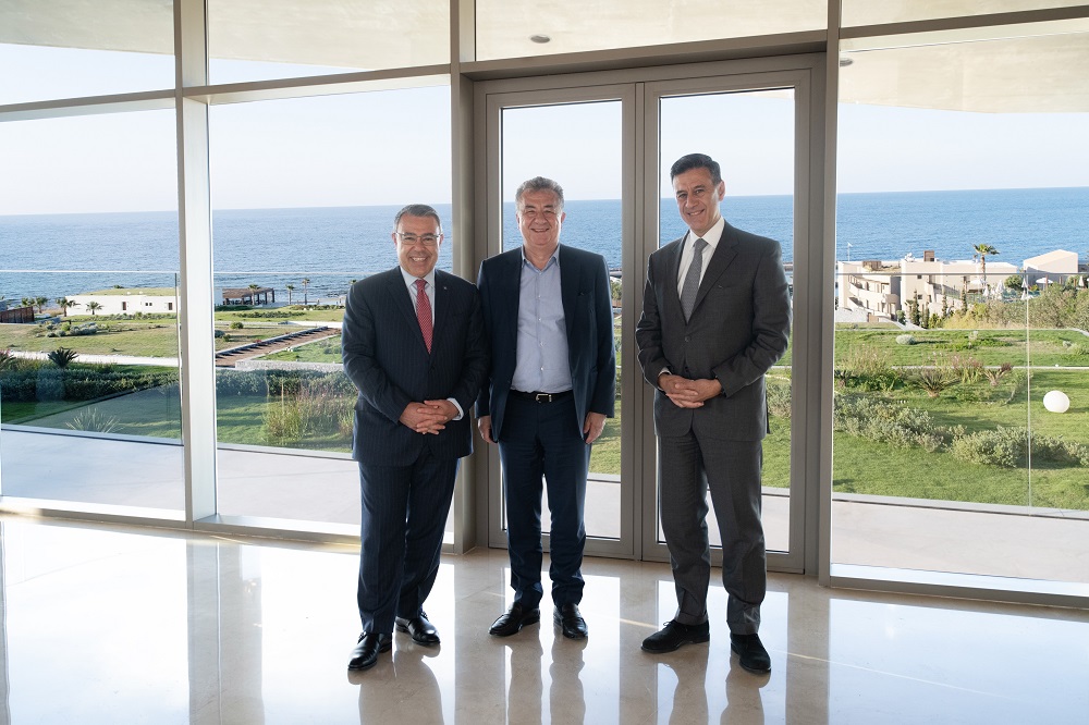Ο CEO του Ομίλου Αlpha Bank Βασίλης Ψάλτης μαζί με τον Περιφερειάρχη Κρήτης Σταύρο Αρναουτάκη και τον Γενικό Διευθυντή Wholesale Banking της Τράπεζας Γιάννη Εμίρη